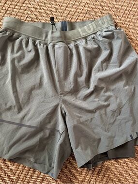 lululemon athletica Men’s Forest Green Surge Short 6" Lined size M